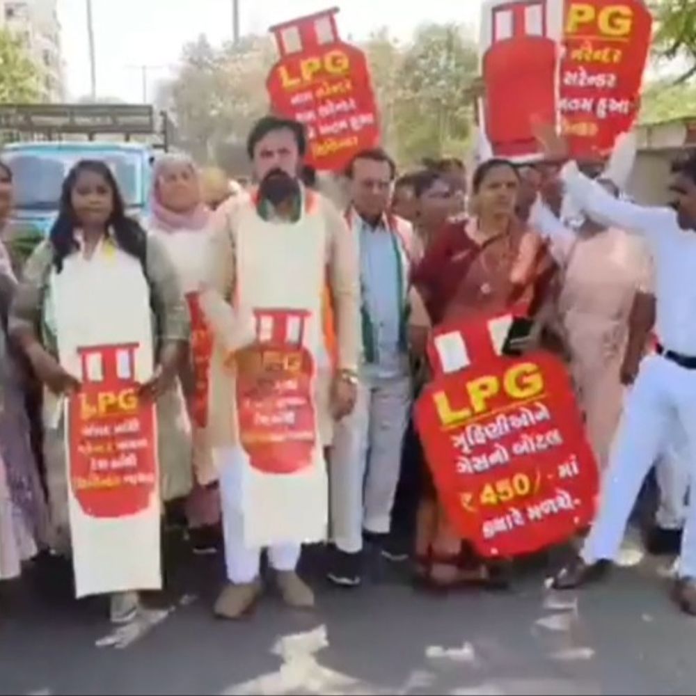 ગેસ સિલિન્ડરની અછતને લઈ કોંગ્રેસનું વિરોધ પ્રદર્શન:'સરકાર શરમ કરો', ગેસના ભાવ વધારો પાછો ખેંચોના સૂત્રોચ્ચા સાથે દેખાવો