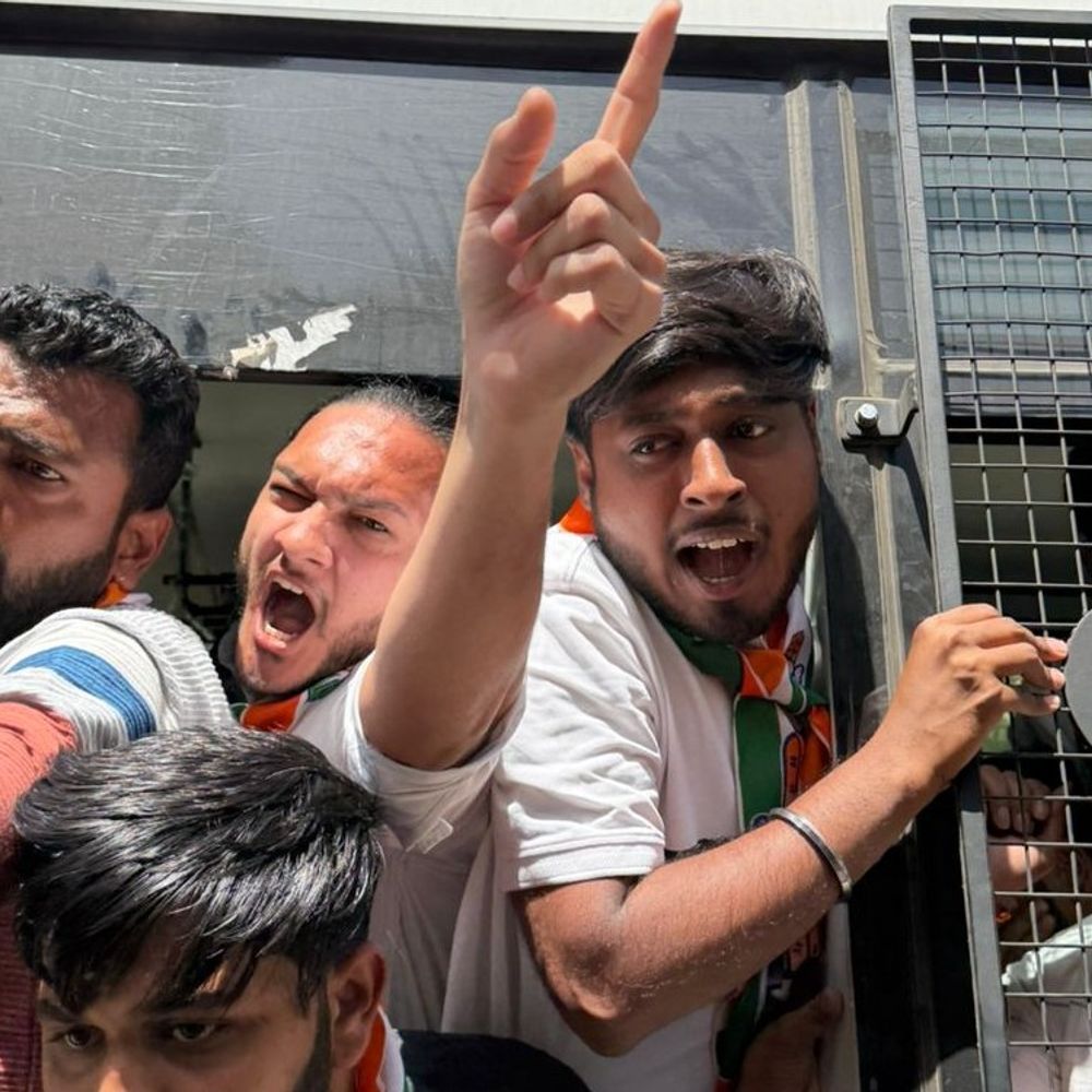 સર્કિટ હાઉસમાં ગંગાજળ છાંટી શુદ્ધિકરણ:રાજકોટમાં પૂર્વ કોર્પોરેટર દ્વારા લાંચ માંગવાના મામલે કોંગ્રેસનો રામધૂન બોલાવી આશ્ચર્યજનક વિરોધ,પોલીસ દ્વારા ટીંગાટોળી સાથે અટકાયત કરાઈ