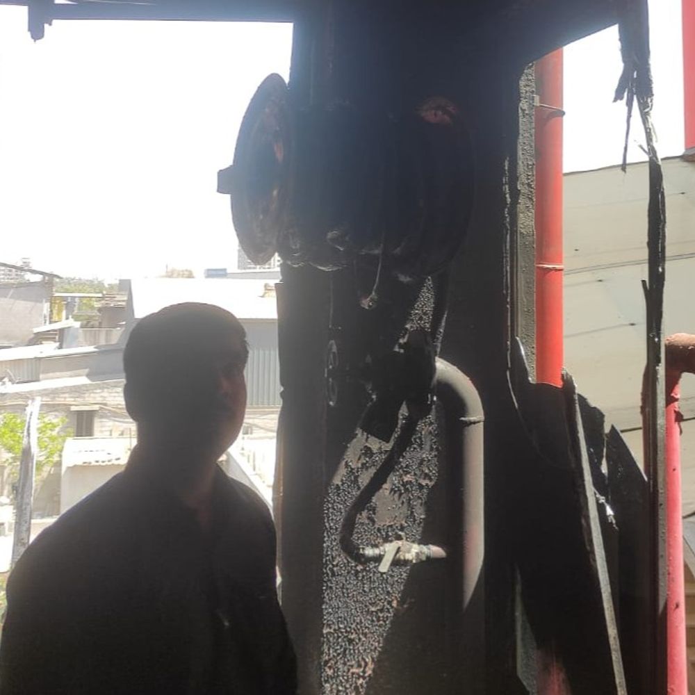 કાલાવડ રોડ પર કોસ્મોપ્લેક્સ સિનેમામાં આગ:સ્ક્રીન પાસેના દરવાજા ને બારીના ભાગે આગ લાગતા અફરાતફરી, આજના તમામ શો રદ્દ કરાયા