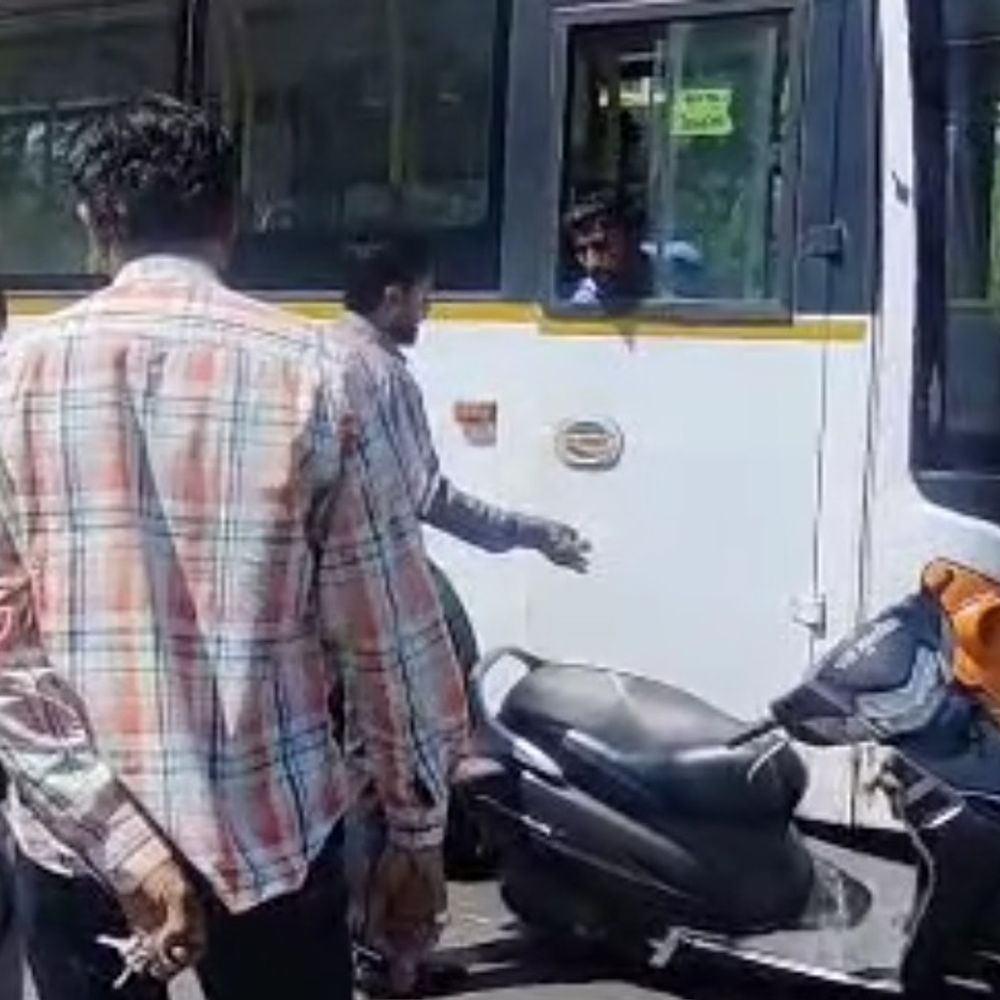 રાજકોટમાં સિટિબસ ચાલકો બેફામ:જિલ્લા પંચાયત ચોકમાં એક્ટિવા ચાલકને અડફેટે લેતા ડ્રાઈવર વિરુદ્ધ નાગરિકનો ઉગ્ર રોષ, કહ્યું- 'બાપનો રોડ હોય તેમ બસ ચલાવે છે'