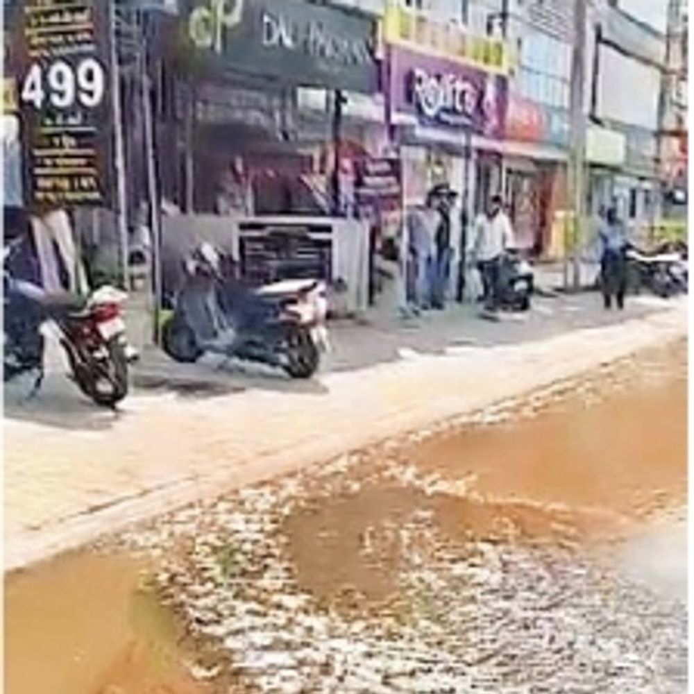 તંત્રની બેદરકારી છતી થઈ:નિઝામપુરા બસ ડેપો પાસે ત્રીજી વખત પાણીની લાઈનમાં લીકેજ, રેલા 1 કિલોમીટર સુધી રેલાયા