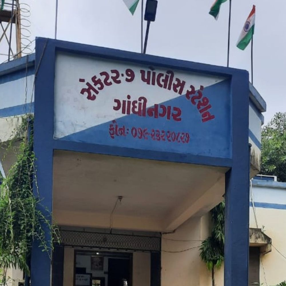 સાયલેન્સર ચોર ગેંગનો તરખાટ:સેકટર 13માં નંબર પ્લેટ વગરની I-20 કારમાં આવી બે ઈકોના સાયલેન્સર ચોરી ફરાર