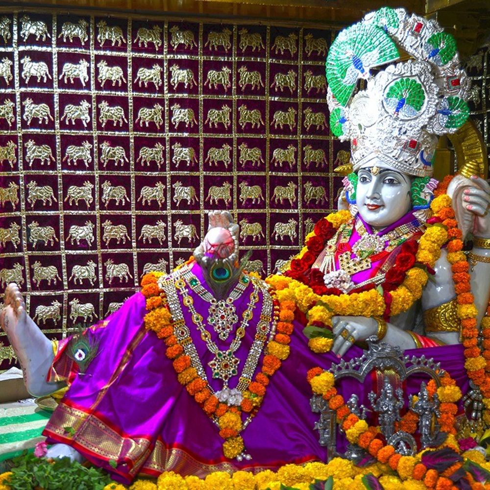 અમદાવાદીએ શ્રીકૃષ્ણને સવા બે કિલો ચાંદીનો મુગટ અર્પણ કર્યો:ભાલકાતીર્થને યોગેશ પટેલે પરિવાર સાથે ભેટ ધર્યો, મુગટ બારીક મીનાકામ અને નકશીકામથી સુશોભિત