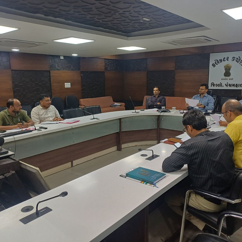 પંચમહાલમાં લેન્ડ ગ્રેબિંગ એક્ટ હેઠળ કેસોની સમીક્ષા:કલેક્ટર અજય દહિયાએ કમિટી સભ્યો સાથે બેઠક યોજી