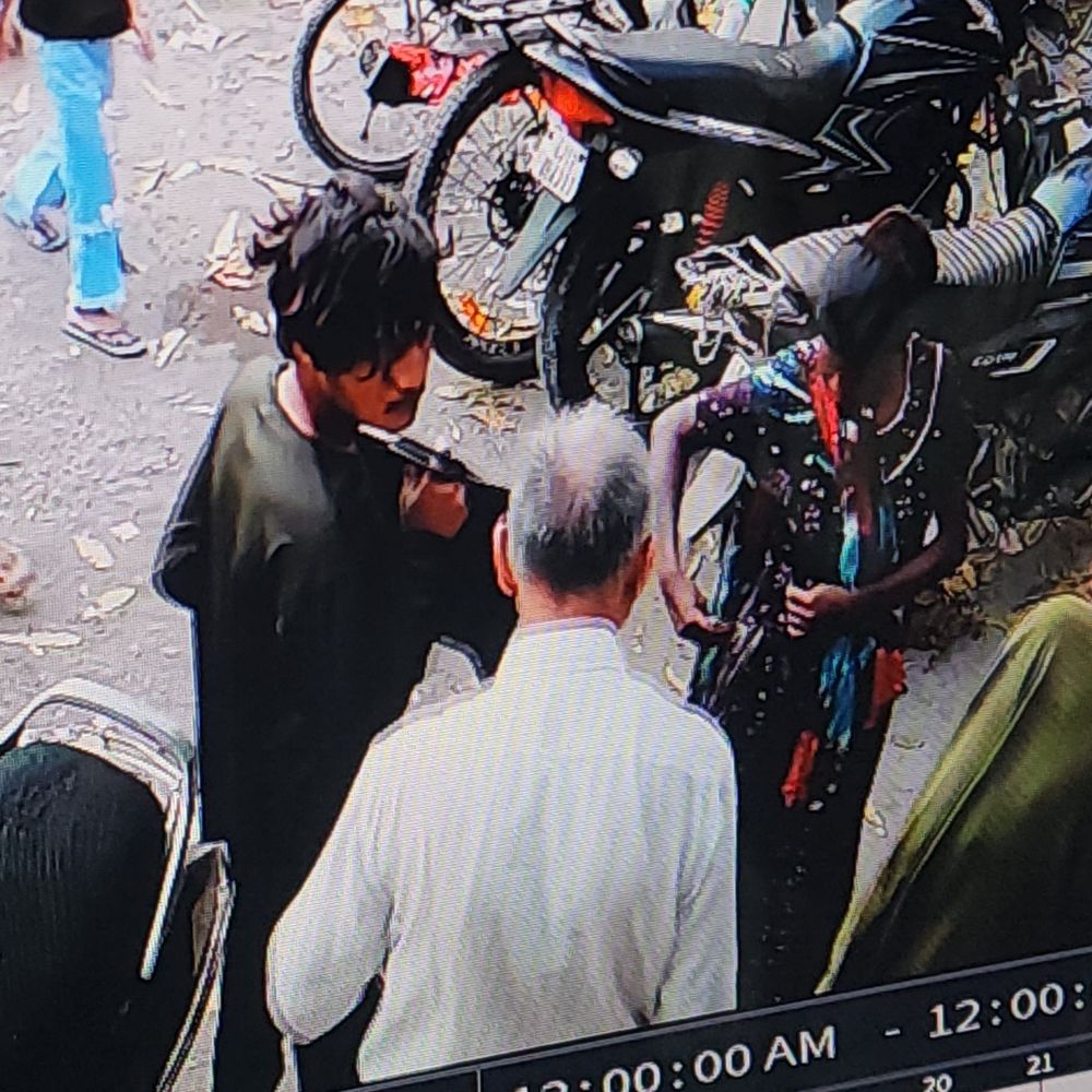 વેરાવળ પબ્લિક ગાર્ડનમાં મોબાઈલ ઉઠાંતરીની ઘટના CCTVમાં કેદ:નવીનીકરણ બાદ ખુલ્લો મુકાયા બીજા જ દિવસે વૃદ્ધના ખિસ્સામાંથી મોબાઈલ ચોરાયો, પોલીસ તપાસ તેજ