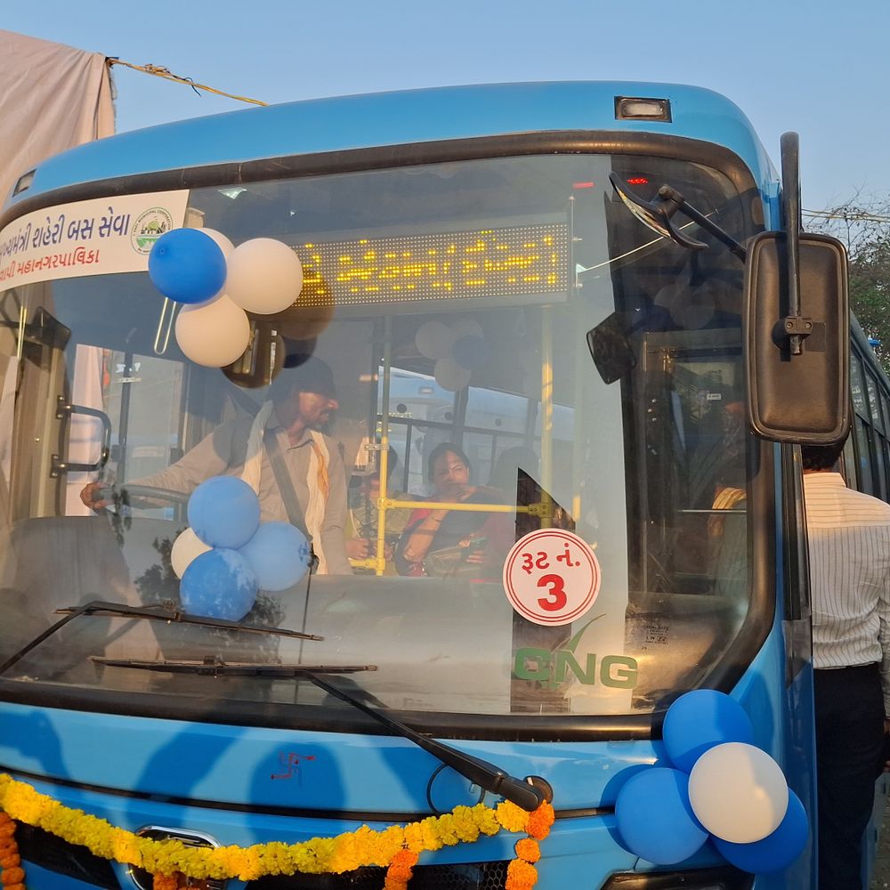 વાપીમાં 20 સિટી બસો શરૂ, 10 રૂટ પર દોડશે:ટૂંકા અંતર માટે રૂ. 5, લાંબા અંતર માટે મહત્તમ રૂ. 10 ભાડુ, મુસાફરોની સુવિધામાં વધારો