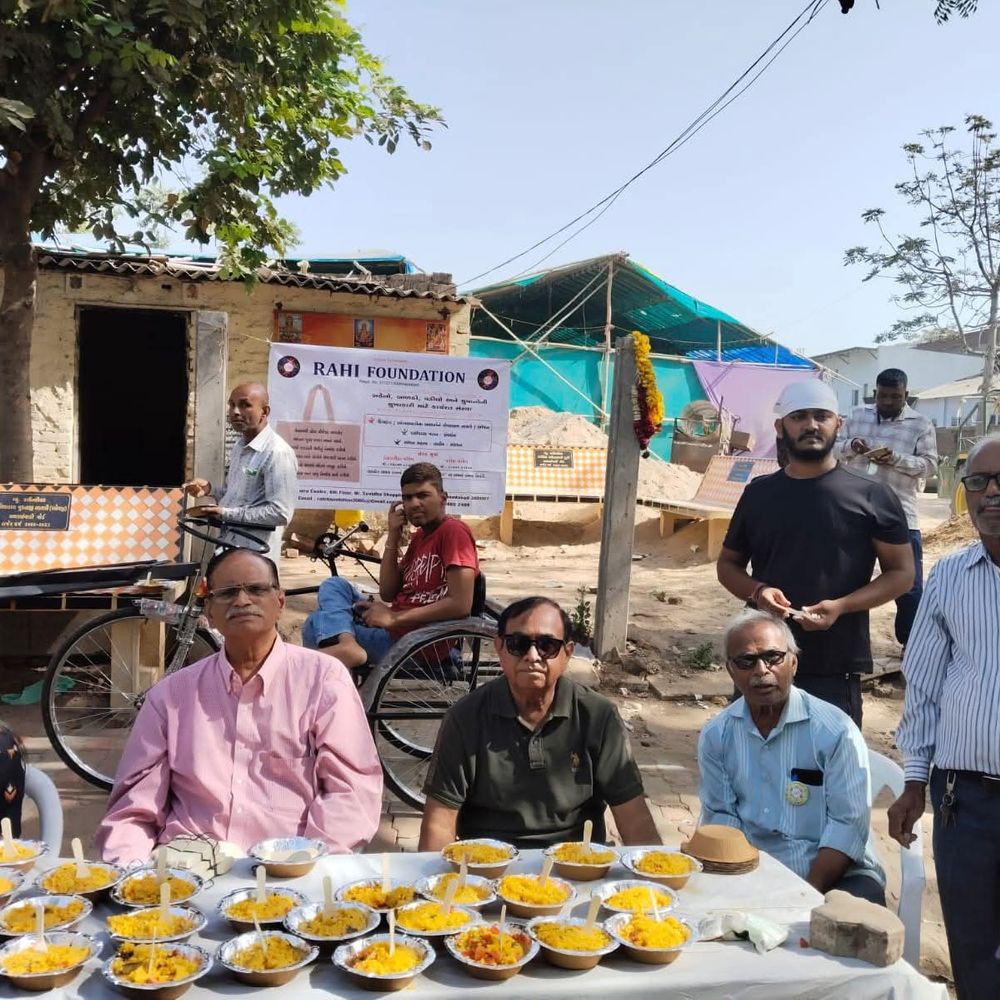 રાહી ફાઉન્ડેશન દ્વારા અમરાઈવાડીમાં ખીચડી-છાશનું વિતરણ:800થી વધુ શ્રમજીવી પરિવારોને વેજીટેબલ ખીચડી-મસાલા છાશનો લાભ મળ્યો