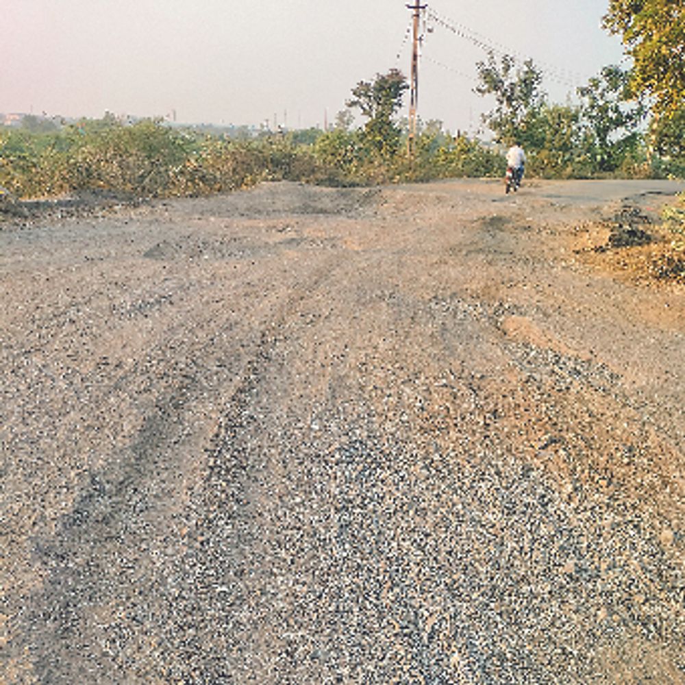 ખારવાથી માળોદ સુધીનો રસ્તો ખાડામાં ફેરવાયો‎:વઢવાણ તાલુકાના પાંચ ગામોને જોડતા 10 કિ.મી. રોડ પર છ મહિનાથી મોટા ગાબડાં