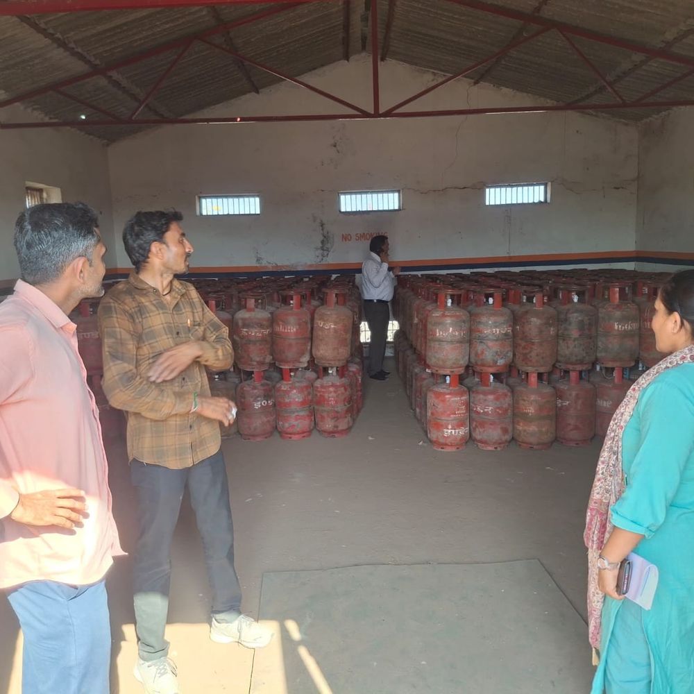 સાયલા-પાટડીમાં ગેસ એજન્સીઓ પર આકસ્મિક તપાસ:પુરવઠો જાળવી રાખવા સુરેન્દ્રનગર તંત્ર સજ્જ;આગામી સમયમાં તપાસ ચાલુ રહેશે