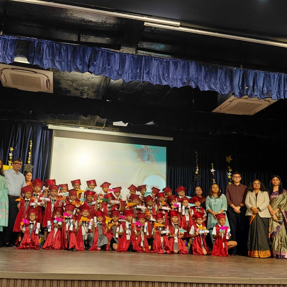 અંબે સ્કૂલ હરણીમાં પ્રિ-પ્રાયમરી ગ્રેજ્યુએશન ડે ઉજવાયો:નાના ભૂલકાઓને સર્ટિફિકેટ આપીને ઉજ્જવળ ભવિષ્ય માટે આશીર્વાદ અપાયા