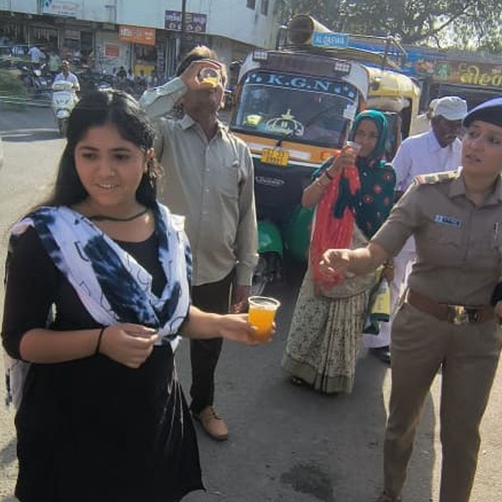 બોટાદ જિલ્લા ટ્રાફિક પોલીસે શરબતનું વિતરણ કર્યું:ગરમીમાં રાહદારીઓ અને વાહનચાલકોને ઠંડક આપી