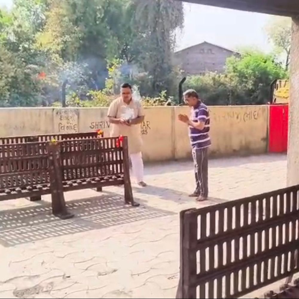 ગોધરા સ્મશાનગૃહને ચાર મિત્રોએ ત્રણ નવી સગડીઓ અર્પણ કરી:તબીબ સહિતે સ્વખર્ચે સુવિધાઓ પૂરી પાડી