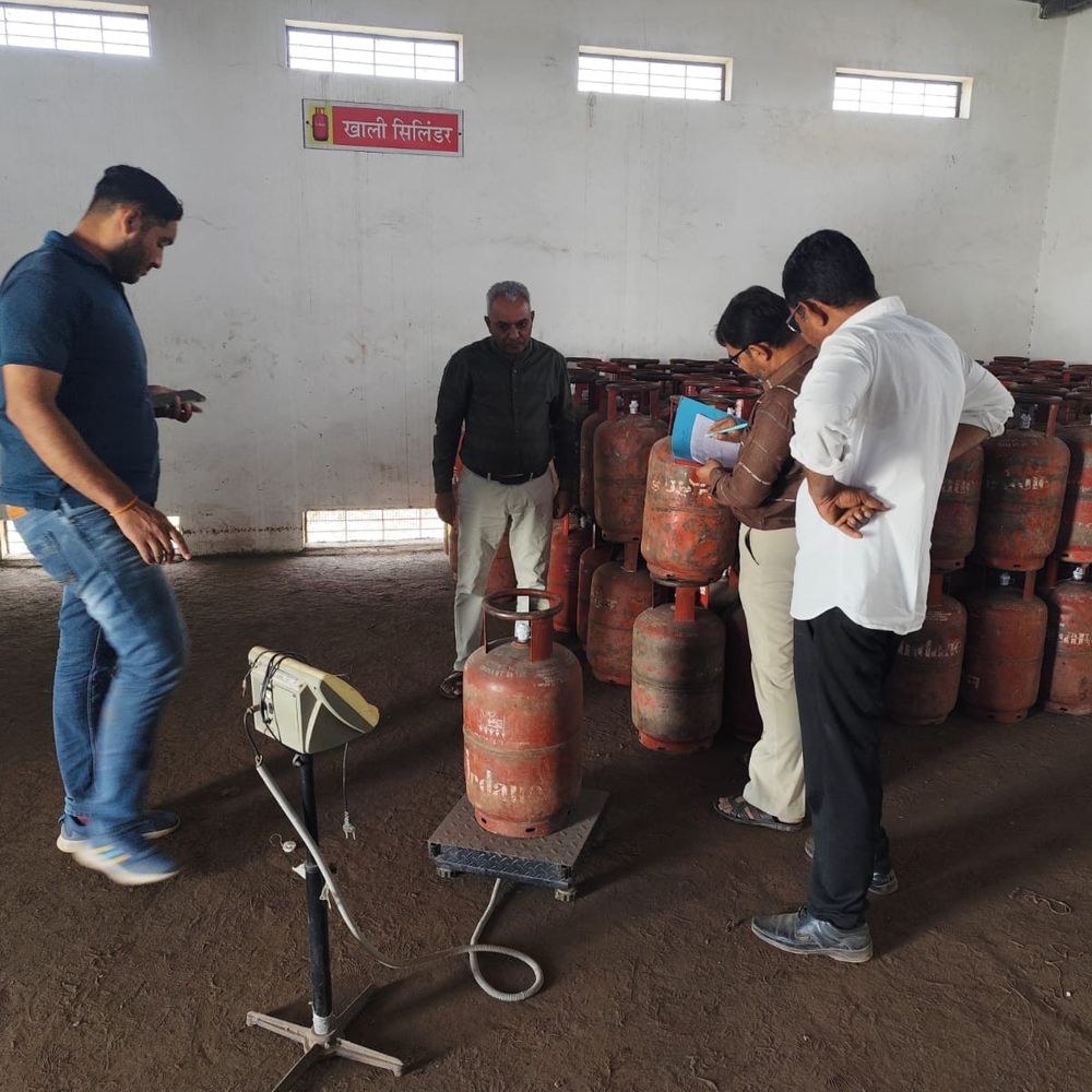 સુરેન્દ્રનગર પુરવઠા વિભાગે હોટલો, ગેસ ગોડાઉનમાં તપાસ કરી:ગેરકાયદેસર ગેસ સિલિન્ડરના વપરાશ અને સંગ્રહખોરી અટકાવવા કાર્યવાહી