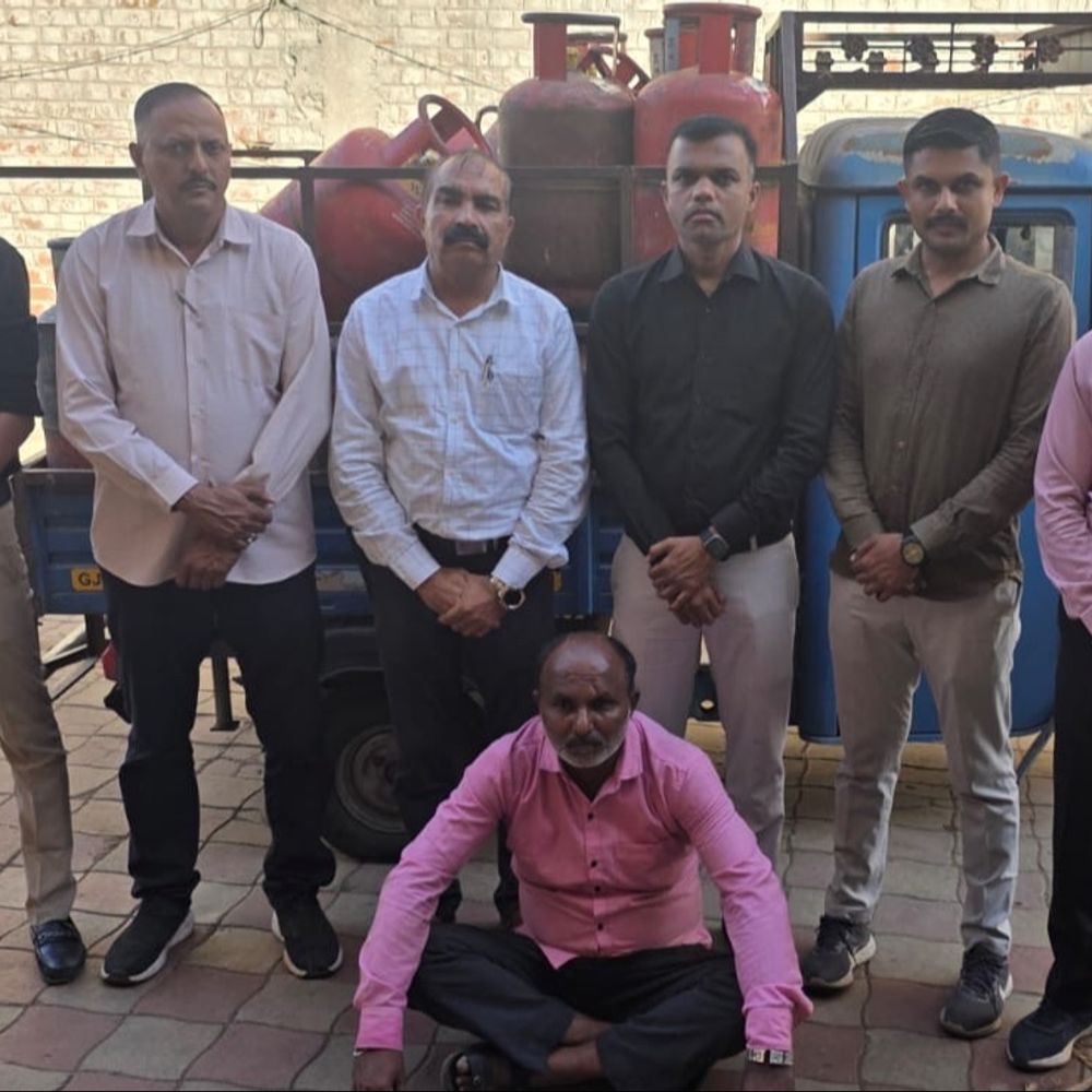 ગેસ સિલિન્ડરની અછત વચ્ચે વડોદરામાં ગેસ ચોરી ઝડપાઈ:ઘરેલું ગેસ સિલિન્ડરમાંથી કોમર્શિયલ સિલિન્ડરમાં રિફિલ કરતા શખસને SOG પોલીસે ઝડપી પાડ્યો