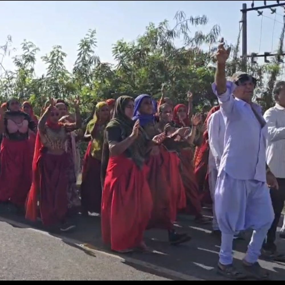 લોઢવાથી દ્વારકા 260 કિમી પદયાત્રા શરૂ:300થી વધુ ભક્તોનો સંઘ આઠ દિવસમાં પહોંચશે