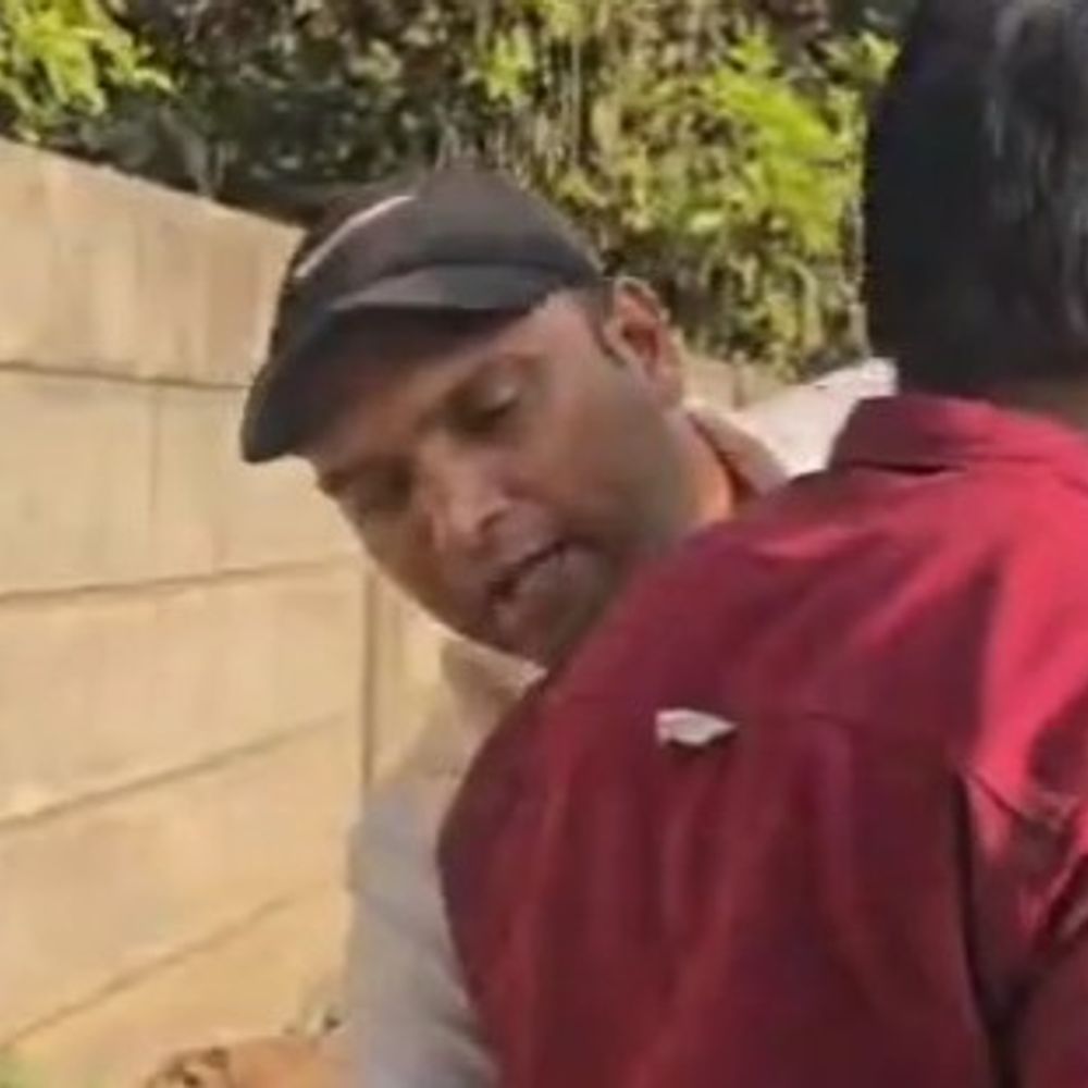 નવસારીમાં મોપેડને ટક્કર માર્યા બાદ કાર ચાલકની દાદાગીરી! VIDEO:ઈજાગ્રસ્તની મદદ કરવાના બદલે માર માર્યો, અપશબ્દો બોલી પર્સ-મોબાઈલ ઝૂંટવી લીધા