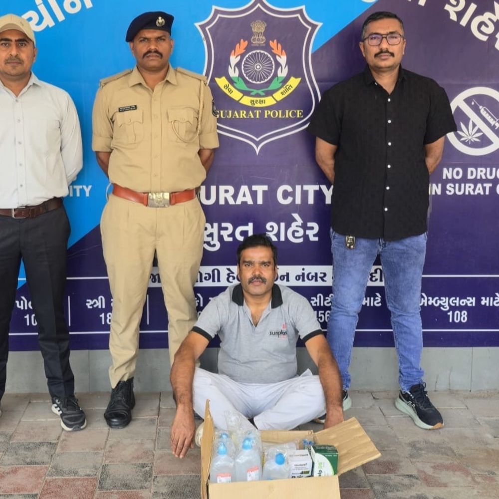 સુરતમાં ધો.10 નાપાસ 'મુન્નાભાઈ MBBS' ઝડપાયો:પશ્ચિમ બંગાળથી સુરત આવ્યો, ડિગ્રી વગર 'આશા ક્લિનિક' ખોલી અડ્ડો જમાવ્યો; એલોપેથિક દવાઓથી લોકોના જીવન સાથે છેડછાડ