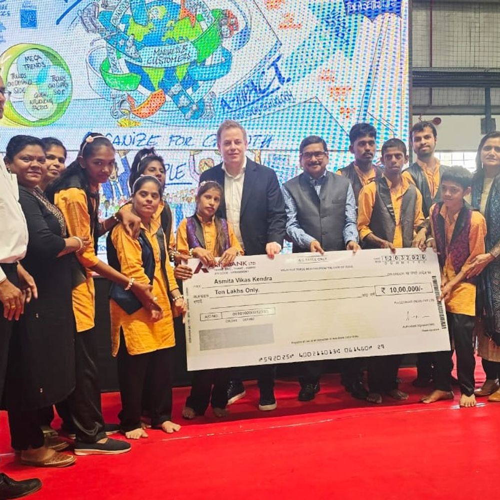 લેકલર ઇન્ડિયાએ દિવ્યાંગ બાળકો માટે 10 લાખ આપ્યા:દહેજમાં CSR હેઠળ અસ્મિતા વિકાસ કેન્દ્રને ચેક અર્પણ