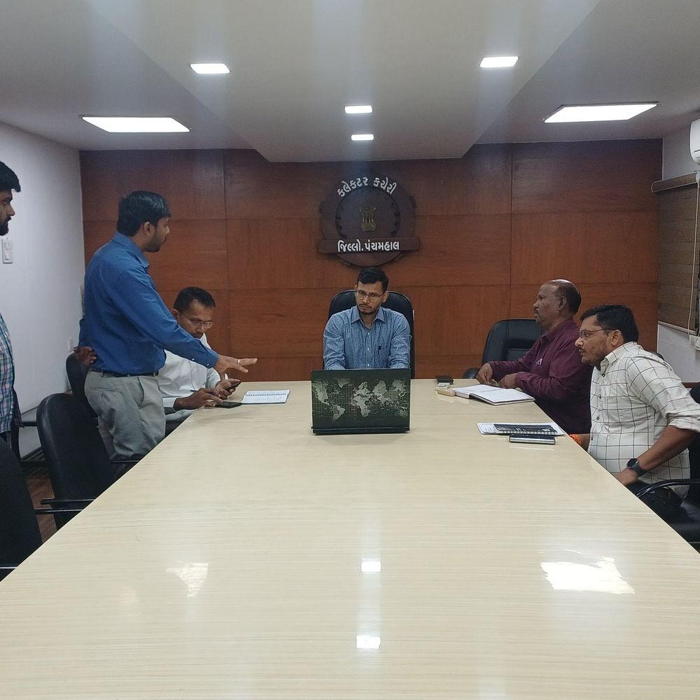 પંચમહાલમાં ભૂમિ સીમાંકન કામગીરીની સમીક્ષા બેઠક યોજાઈ:કલેક્ટર અજય દહીંયાએ અધિકારીઓને ઝડપી કામગીરી પૂર્ણ કરવા સૂચના આપી