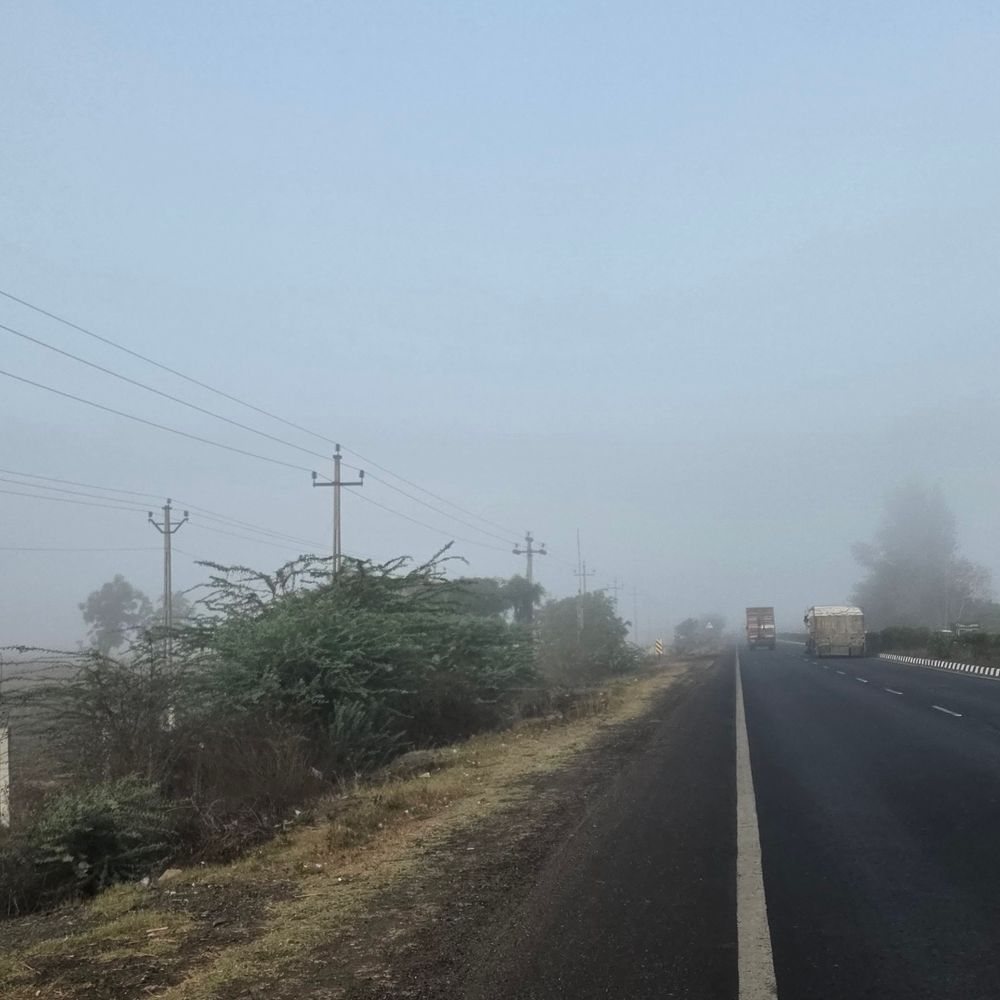 જામનગરમાં વહેલી સવારે ઝાકળ છવાઈ, વિઝિબિલિટી ઘટી:ઉનાળા વચ્ચે શિયાળા જેવો અનુભવ, મિશ્ર ઋતુનો અહેસાસ