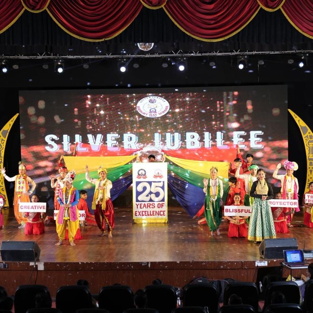 બ્રાઇટ સ્કૂલનો રજત જયંતી વાર્ષિક મહોત્સવ યોજાયો:સર સયાજી નગર ગૃહ ખાતે 'અનંતમ કૃષ્ણમૂલ્ય' થીમ પર કાર્યક્રમનું આયોજન