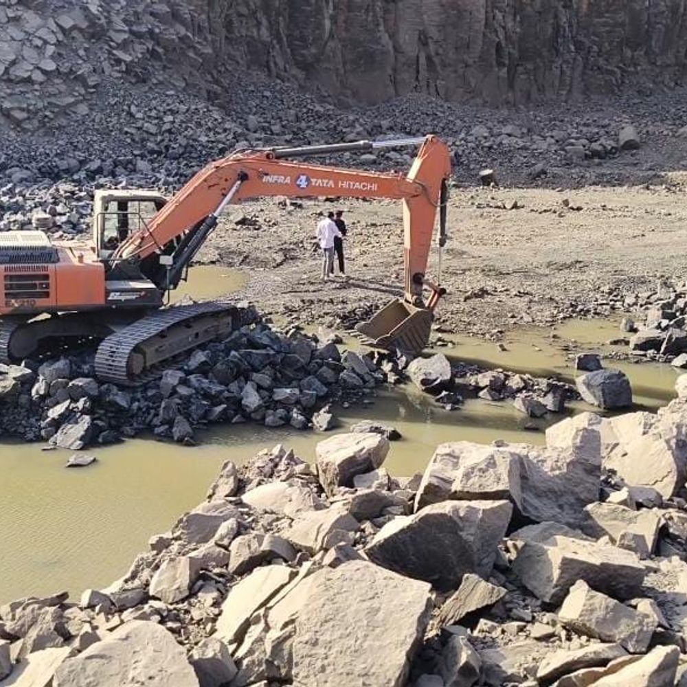 ખનીજચોરોમાં દોડધામ:સુદામડા વિસ્તારમાં ગેરકાયદે 5 ખાણમાં દરોડા : કરોડોનો મુદ્દામાલ જપ્ત કરાયો