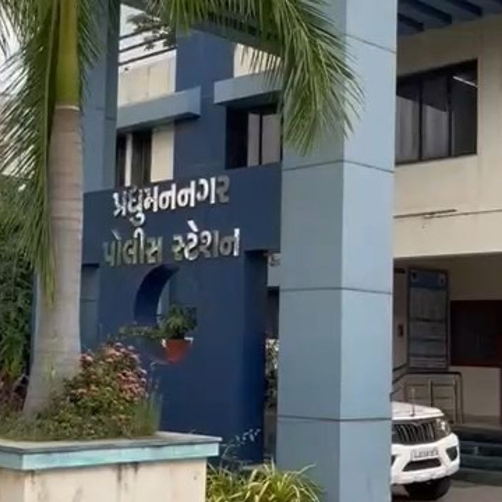 વેપારીને પર્સનલ CA એ જ દગો દીધો:રાજકોટમાં મહાવીર પેઢીના સંચાલક સાથે રૂ.57.10 લાખની છેતરપિંડી, પિસ્તોલ - કારતૂસ સાથે શખ્સ ઝડપાયો, સાસરિયાના ત્રાસથી પરિણીતાનો આપઘાતનો પ્રયાસ