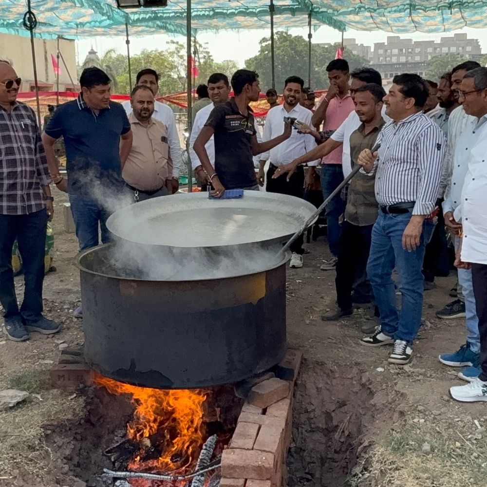 15 હજાર મહેમાનો માટે લાકડાના ચૂલે રંધાશે 14 વાનગીઓ:ગોડાદરામાં 51 યુગલોના સમૂહ વિવાહ, કોમર્શિયલ સિલિન્ડર ન મળતા દ. ગુજરાતના ગામડાઓમાંથી 2000 કિલો લાકડા મંગાવવા પડ્યા