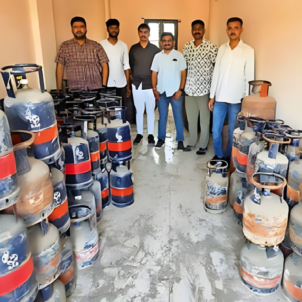 ગેરકાયદેસર રીતે કોમર્શિયલ ગેસનું વેચાણ ઝડપાયું:કુકમા ગામમાંથી LCB અને પુરવઠા વિભાગે 174 ગેસની બોટલ જપ્ત કરી
