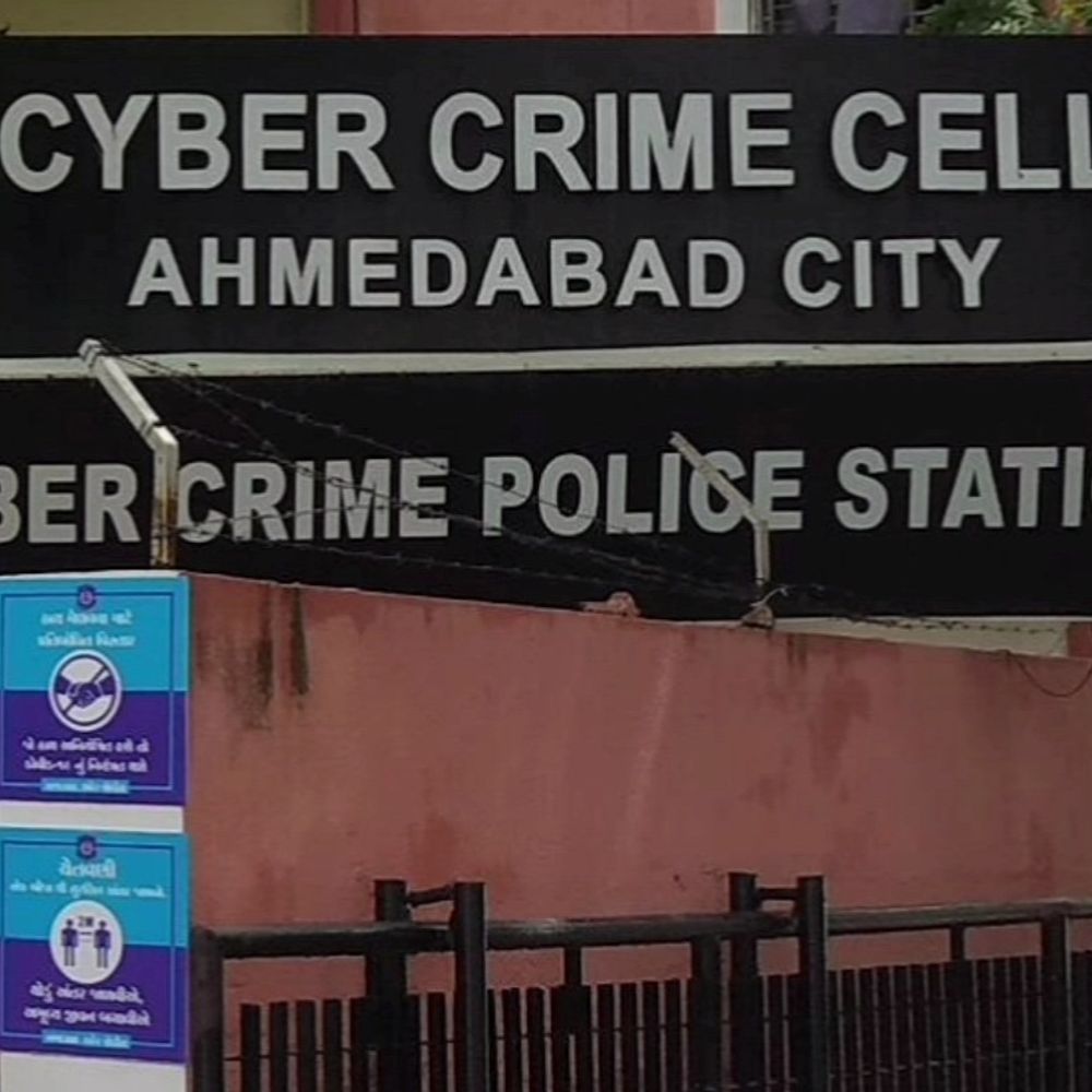 વીમા અધિકારી બની ગઠિયાએ વૃદ્ધ પાસેથી 19.5 લાખ પડાવ્યા:વિશ્વાસ જીતવા 8 મહિના સુધી 13 હજાર પેન્શન આપ્યું, રૂપિયા પરત ન કરતા વૃદ્ધે સાયબર ક્રાઇમમાં ફરિયાદ નોંધાવી