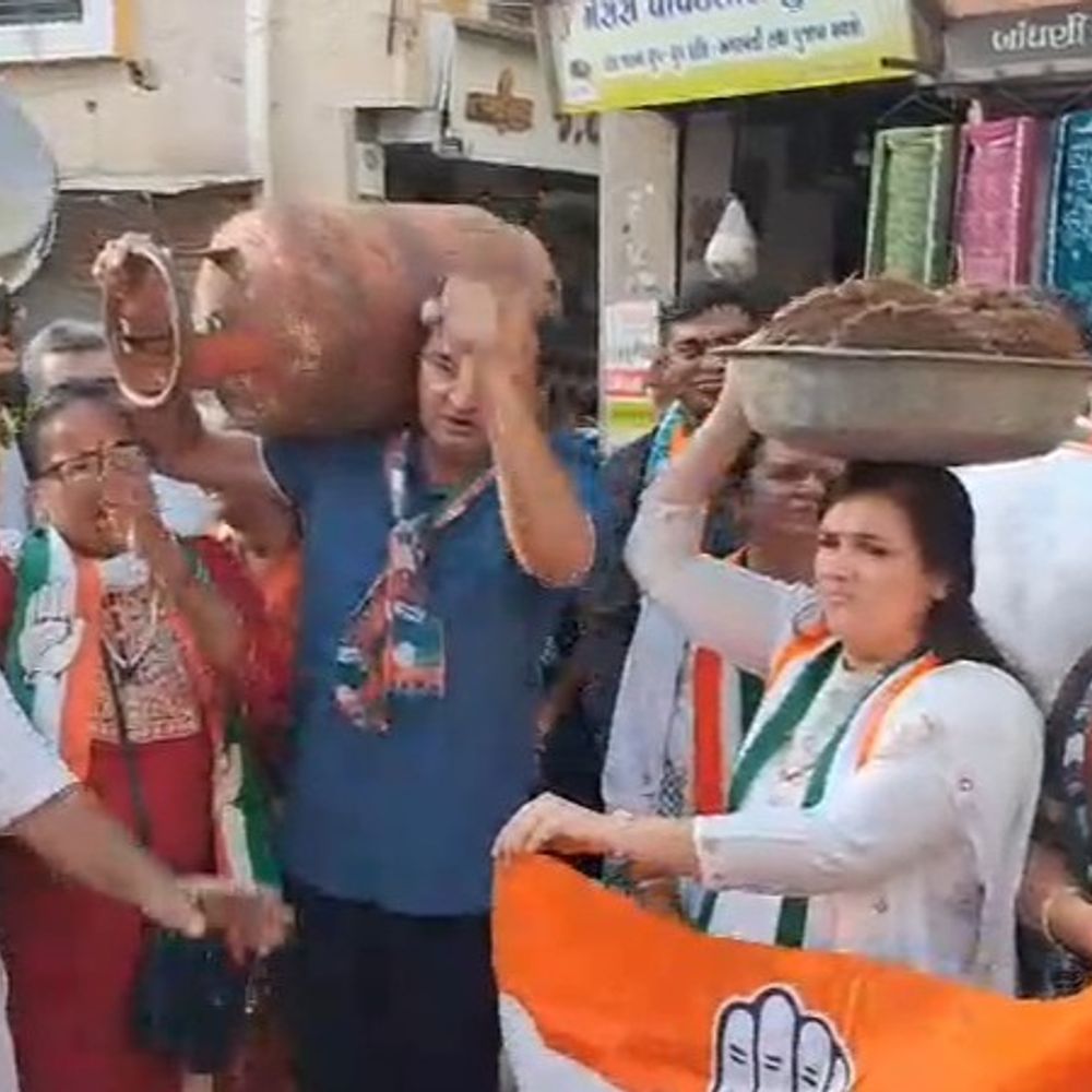 કોંગ્રેસનું છાણાં અને ગેસના બાટલા સાથે વિરોધ પ્રદર્શન:​જૂનાગઢમાં મોંઘવારી સામે કોંગ્રેસની મહિલાઓ મેદાને, 'હાય રે ભાજપ હાય હાય' ના નારા લગાવ્યાં​