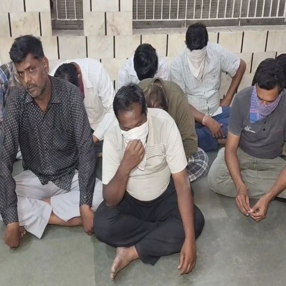 વિઠ્ઠલવાડી વિસ્તારમાં સરા જાહેર જુગાર રમતા 10 શખ્સો ઝડપાયા:પોલીસે સ્થળ પરથી જુગારનું સાહિત્ય તથા રોકડા રૂપિયા 27,310 કબ્જે કર્યા