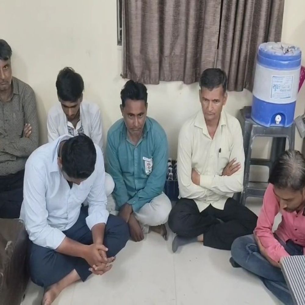 કુંભારવાડા રેલવે ફાટક પાસે જુગાર રમતા છ શખસ ઝડપાયા:પોલીસે બાતમીના આધારે રેડ પાડી રંગે હાથ ઝડપી પાડ્યાં