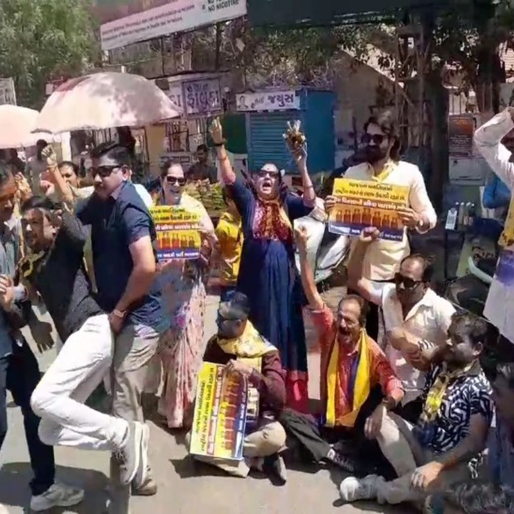 ગેસના ભાવવધારા અને અછત મુદ્દે 'આપ'નો વિરોધ પ્રદર્શન:ઘોઘાગેટ પાસે વિરોધ પ્રદર્શન દરમિયાન કાર્યકરોની અટકાયત