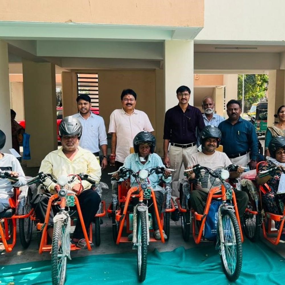 દિવ્યાંગજનોને સ્વાવલંબન તરફ એક ડગલું:વડોદરામાં 41 લાભાર્થીઓને મોટોરાઈઝ્ડ ટ્રાયસિકલ અને જોયસ્ટિક વ્હીલચેરની ભેટ આપી સશક્ત કરાયા