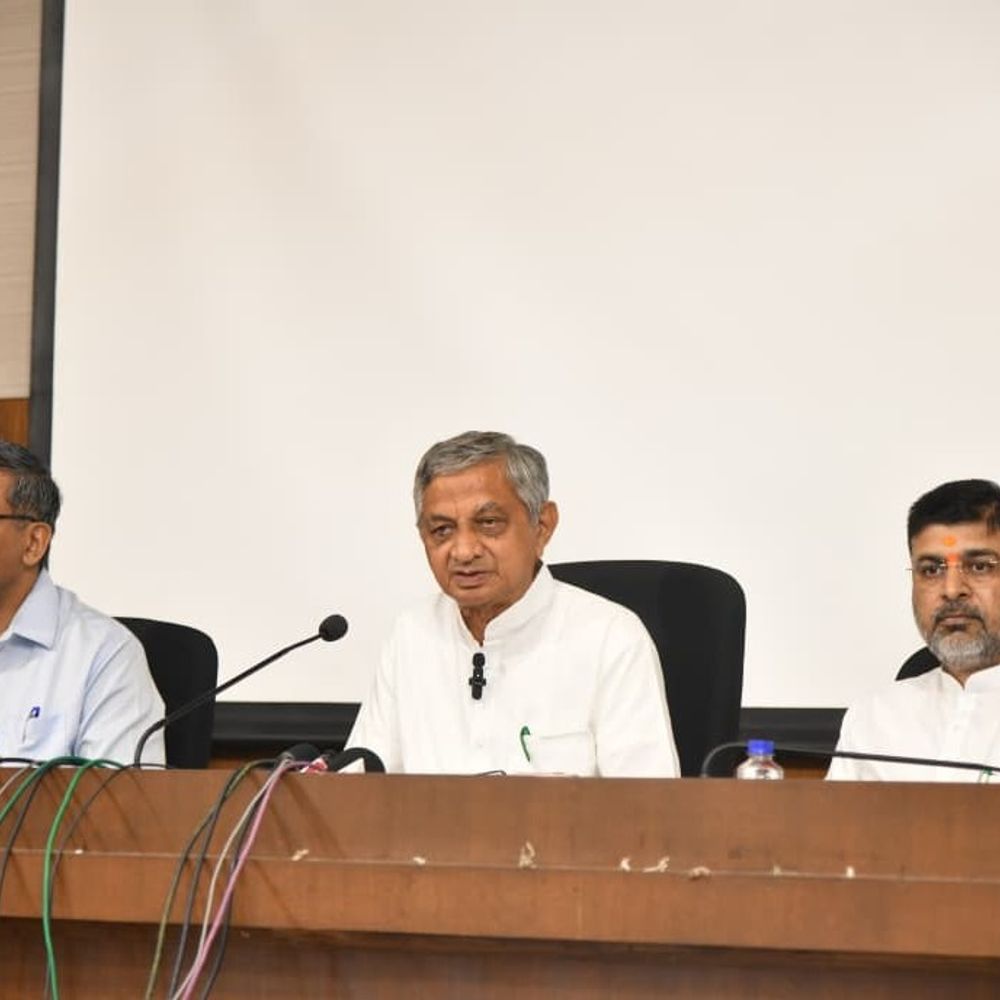 ગુજરાતના ગામડાંઓ બનશે આધુનિક:ગ્રામ વિકાસના બજેટમાં 779 કરોડનો માતબર વધારો, મનરેગામાં હવે 125 દિવસની રોજગારી અને લખપતિ દીદીઓ માટે ગ્રામ હાટ બનશે