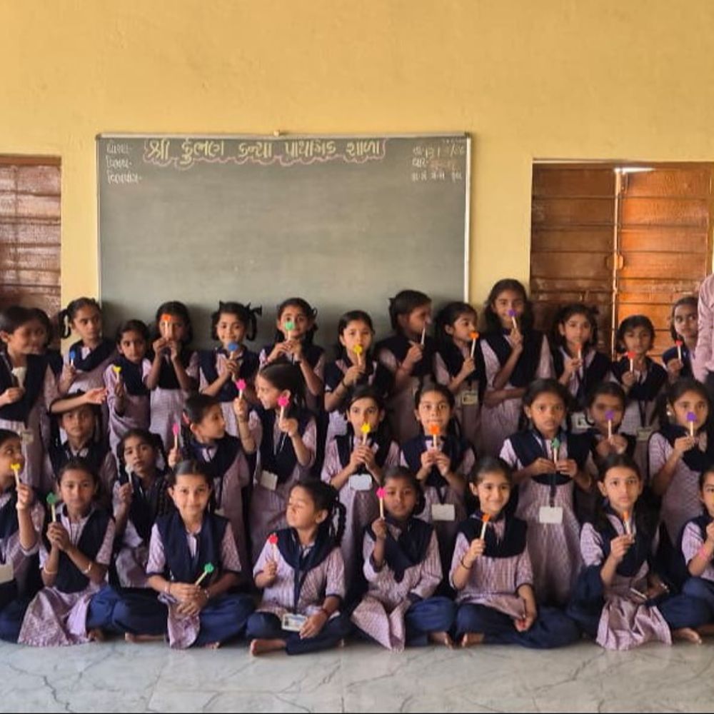 શિક્ષણમાં કળાનો સંગમ, મહુવામાં નવોત્તર પ્રયોગ:પીડિલાઇટ અને સરકારના સહયોગથી વિદ્યાર્થીઓએ કૅન્ડી સ્ટીકમાંથી આકર્ષક ફોટો ફ્રેમ બનાવી