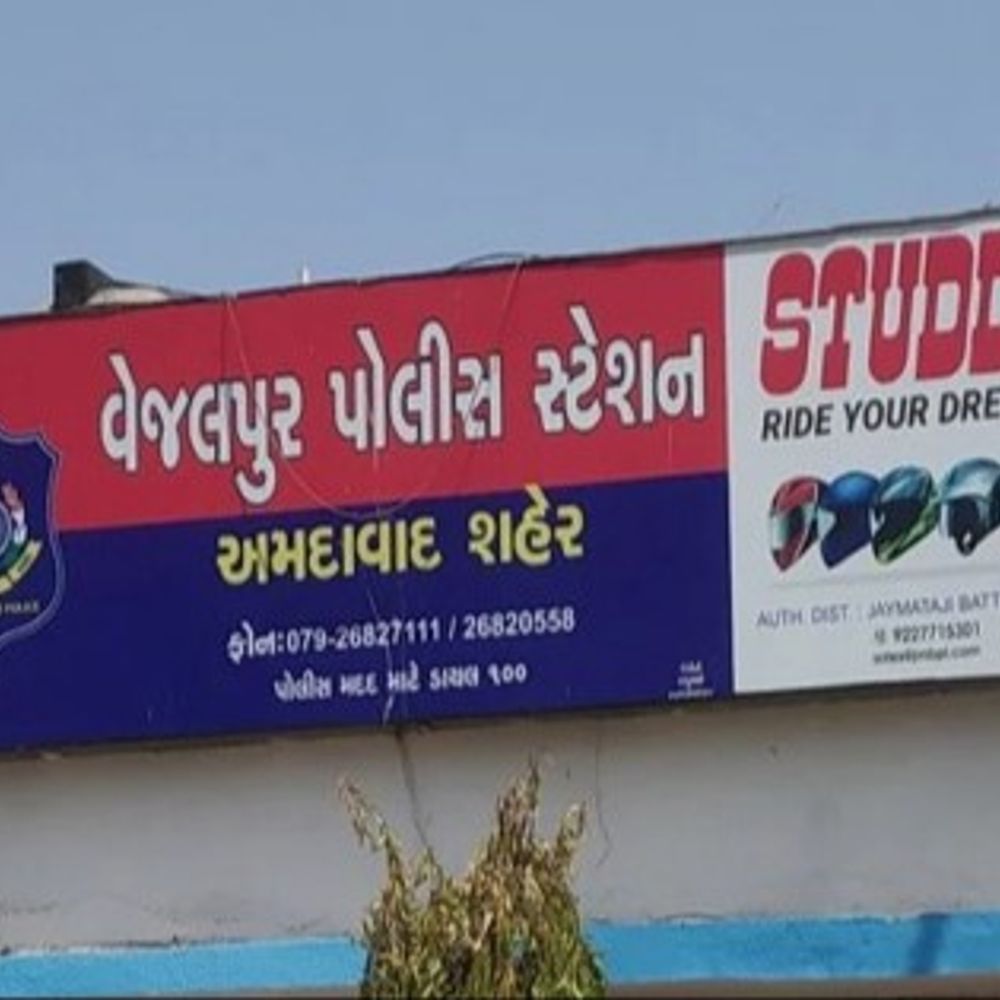 દુબઈમાં દીકરાને કરિયાણું મોકલવા જતા વૃદ્ધ છેતરાયા:ઓનલાઇન કુરિયર કંપનીનો નંબર લઈ ફોન કર્યો, ગઠિયાએ 5 રૂપિયા ઓનલાઇન ટોકન પેટે મેળવ્યા; 5 ટ્રાન્જેક્શનથી 1.90 લાખ પડાવ્યા