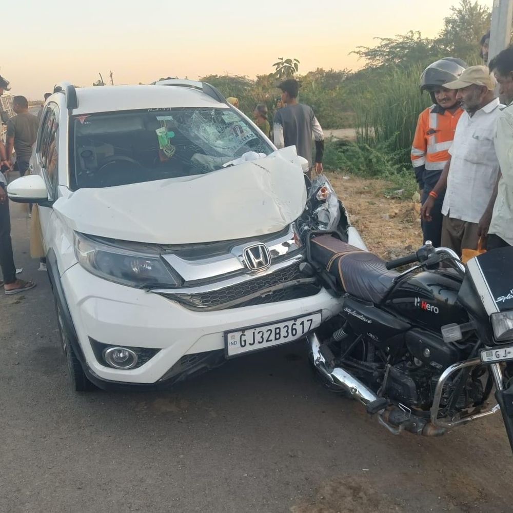 કારે બાઈકને અડફેટે લેતા 2 યુવકો ઈજાગ્રસ્ત:કોડીનાર હાઈવે પર અકસ્માત સર્જાયો, સ્થાનિકોએ કારચાલકને પકડીને પોલીસને સોંપ્યો