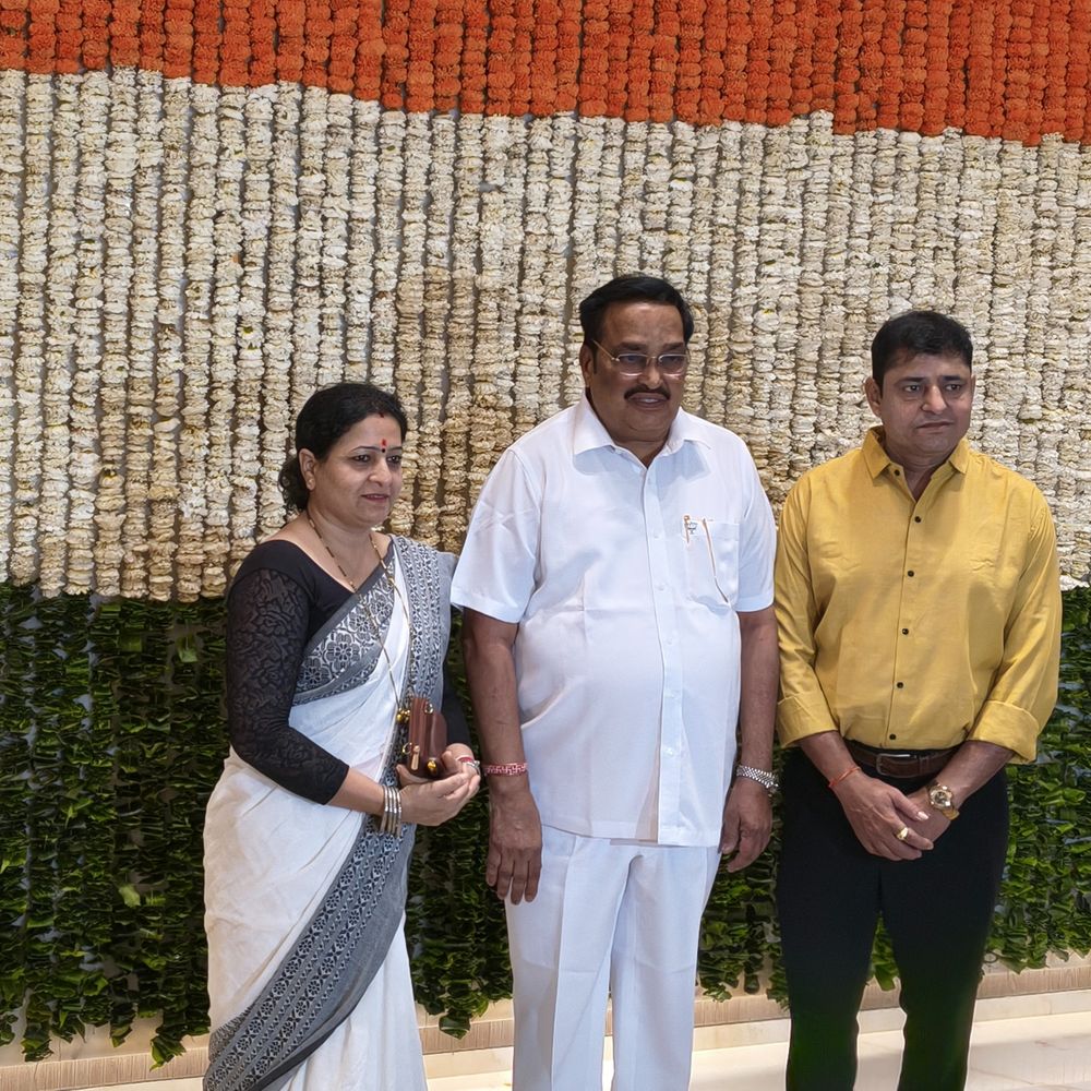 પાટીલને જન્મદિવસ નિમિતે શુભેચ્છા પાઠવવા કાર્યકર્તાઓએ લાઇન લગાવી:ફરી ટિકિટ મળેની લાલચે પૂર્વ કોર્પોરેટરો પાટીલને જન્મદિવસની શુભેચ્છા પાઠવવા પહોંચ્યા