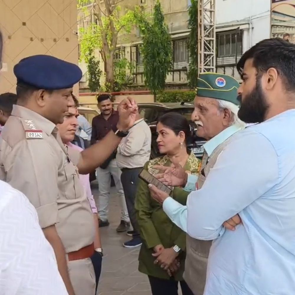 ગાંધીના ગુજરાતમાં ગોડસેના વંશજનો કાર્યક્રમ!:સુરતમાં કોંગ્રેસ દ્વારા ભારે વિરોધ બાદ પહેલા બેનરો હટાવાયા હવે 'સુરક્ષિત ભારત' કાર્યક્રમ રદ્દ કરાયો, પોલીસ બંદોબસ્ત ગોઠવાયો