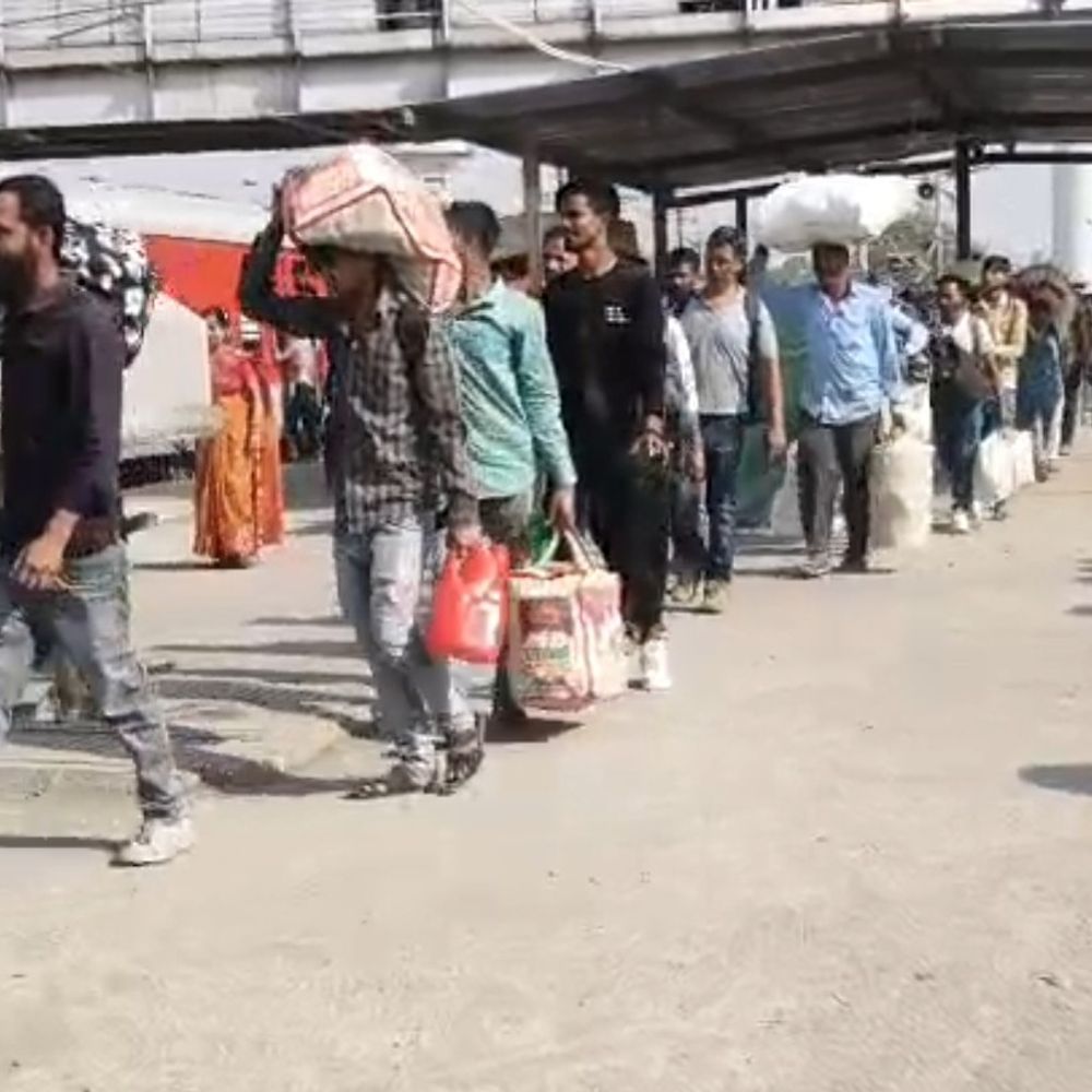 ગેસ સંકટથી પરપ્રાંતીયોએ વતનની વાટ પકડી:સુરતના વીવિંગ ઉદ્યોગ સાથે સંકળાયેલા કામદારો ટ્રેન મારફતે વતન રવાના, કોરોનાકાળ જેવી સ્થિતિ ન થાય તે પહેલા જ હિજરત