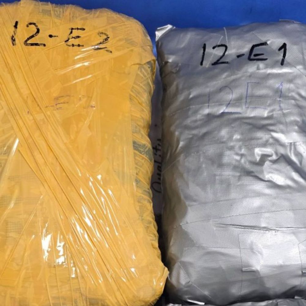 સુરત એરપોર્ટ પર કસ્ટમ્સ વિભાગની મોટી કાર્યવાહી:બેંગકોકથી સુરત આવેલી એર ઇન્ડિયાની ફ્લાઈટમાંથી દોઢ કરોડનો 1.6 કિલો હાઈડ્રોપોનિક ગાંજો ઝડપાયો, સીટની નીચે સેફ્ટી જેકેટના પાઉચમાં છુપાવ્યા હતા 4 પેકેટ