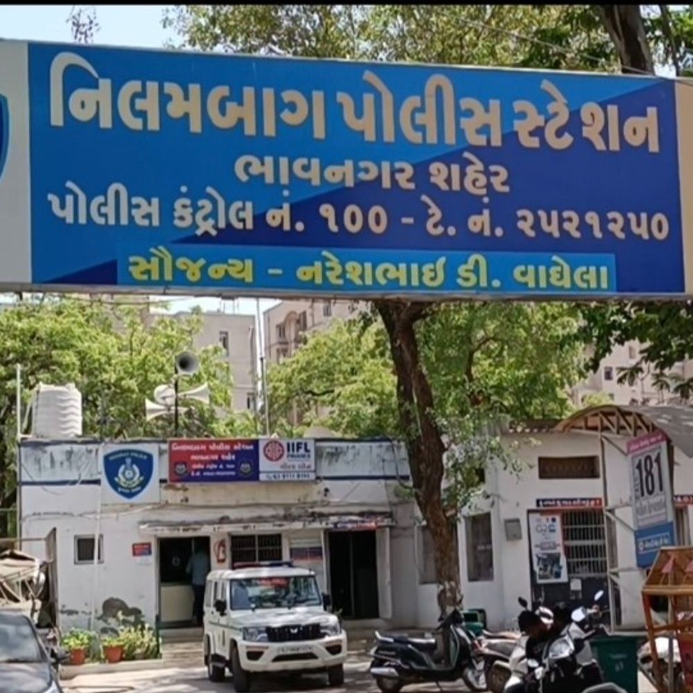 વડવા તલાવડીમાં પાડોશીઓનો યુવક પર છરીથી હુમલો:ઘર પાસે ટોળા ભેગા કરવા બાબતે બે શખસે માર માર્યો; સંબંધીઓ આવી જતાં આરોપીઓ ફરાર