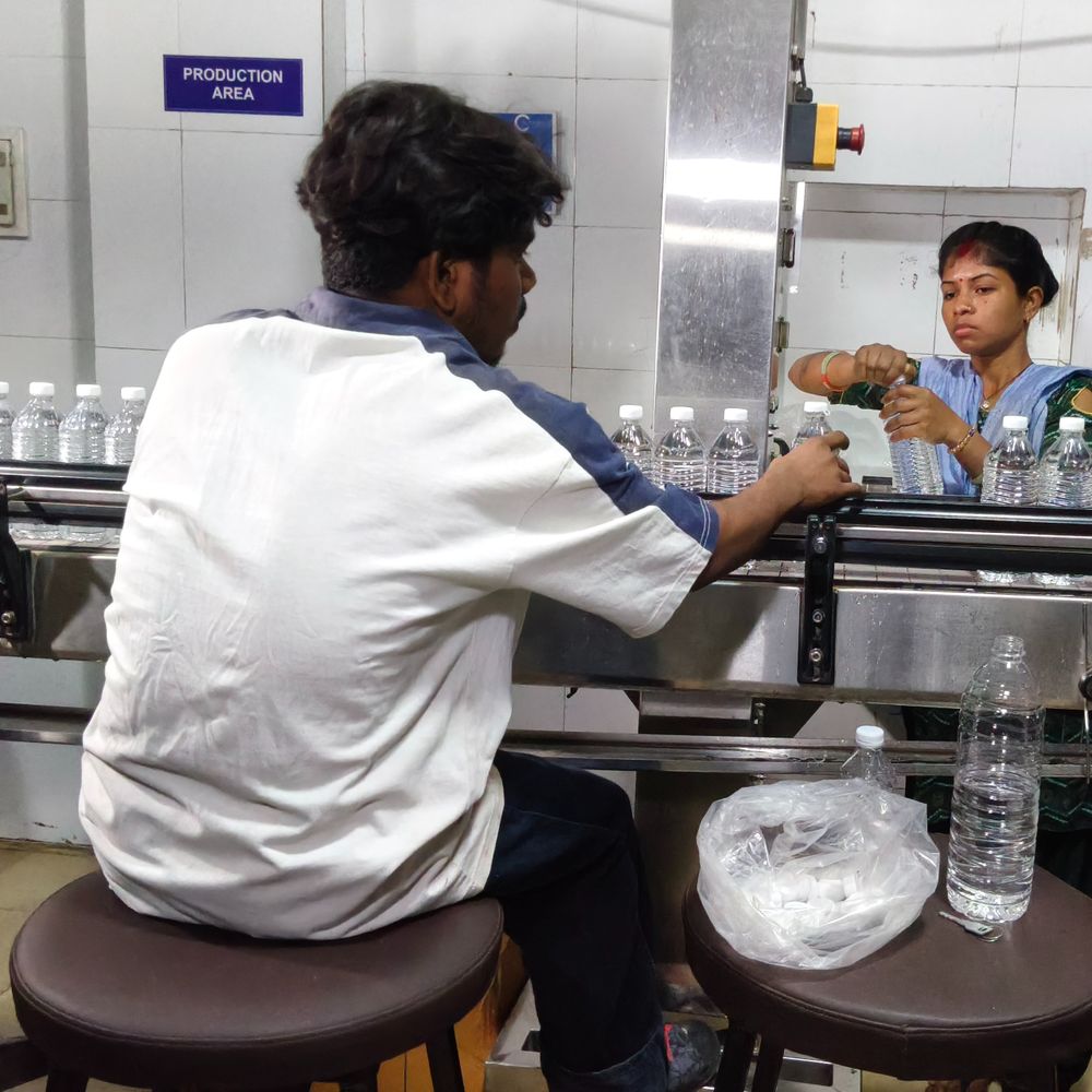 ઉનાળામાં જ પીવાના પાણીની બોટલ મોંઘી:યુદ્ધના લીધે રાજકોટના પેકેજ ડ્રિંકિંગ વોટર બિઝનેસને માઠી અસર, એક કેરેટમાં 1 લિટરના રૂ.75, 500 MLના રૂ.95 થયા