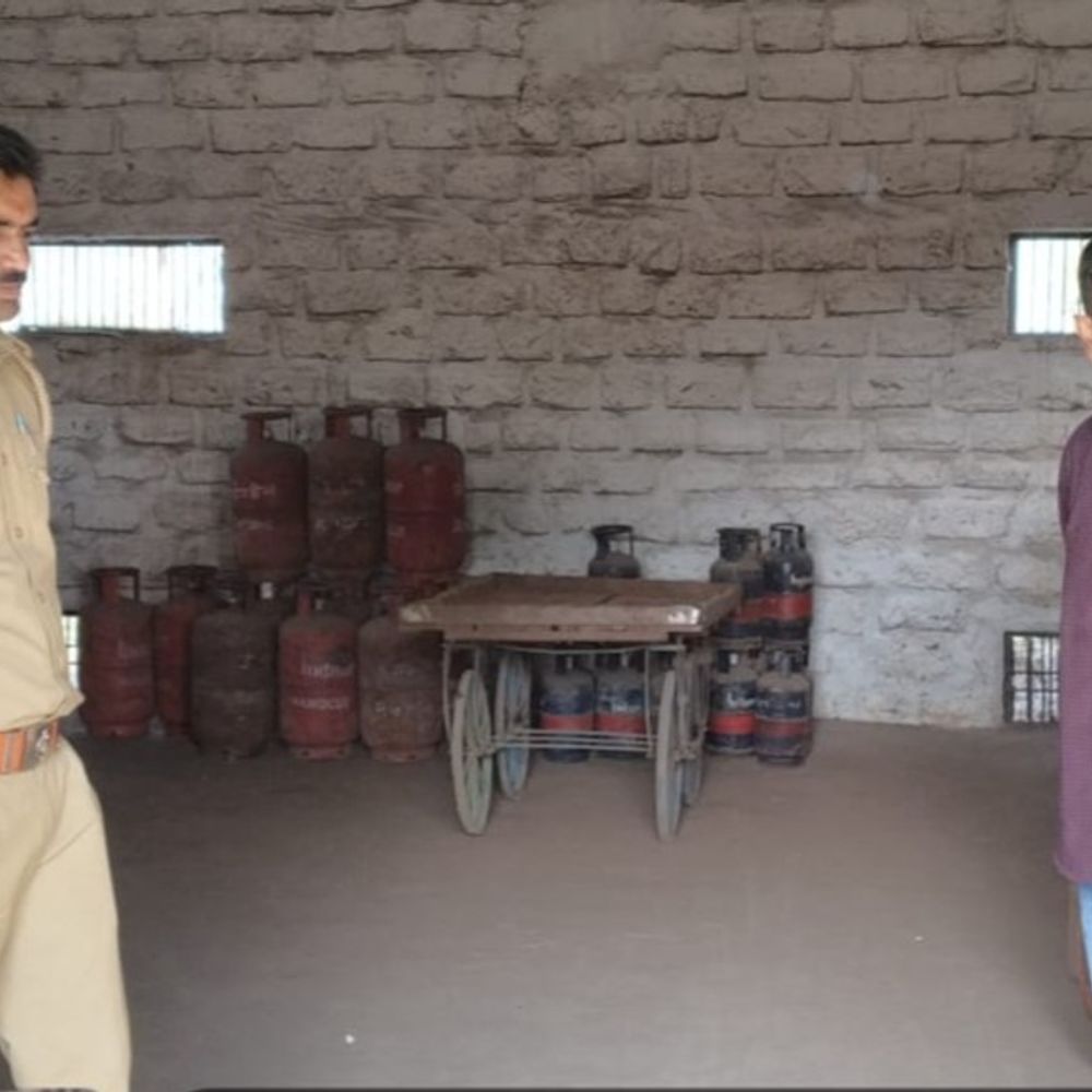 હવે ગેસ એજન્સીઓ પર મહેસૂલી કર્મી-પોલીસનો પહેરો:હોટલ-રેસ્ટોરન્ટમાંથી 30 ઘરેલું ગેસ સિલિન્ડર કબ્જે, ગોંડલમાં એક ઘરમાંથી 38 ખાલી બાટલા જપ્ત