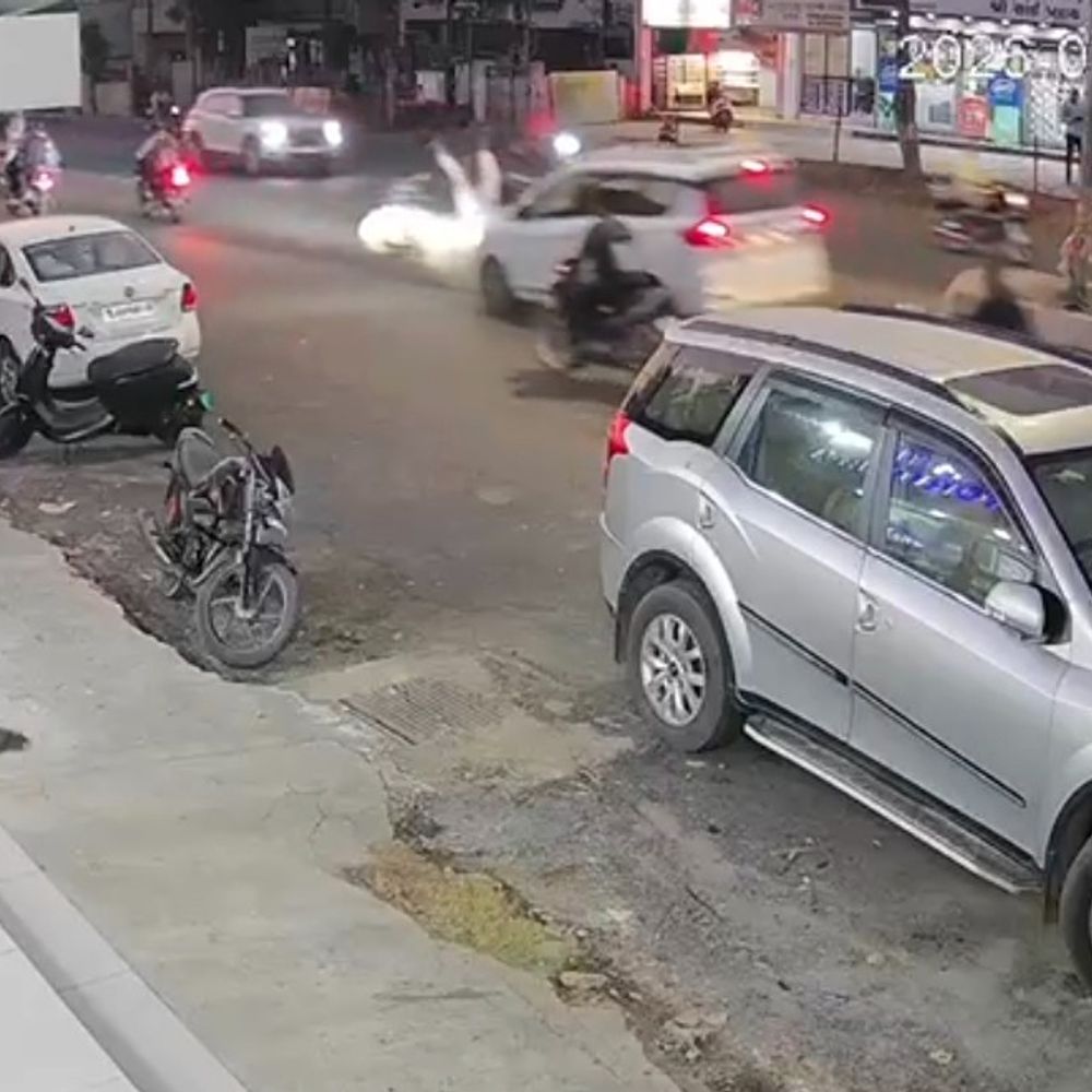 બેફામ કારચાલકે સ્પીડમાં બમ્પ કુદાવી બાઈકચાલકને ઉડાવ્યો, CCTV:યુવક 20 ફૂટ દૂર જઈ પટકાયો, આરોપી અકસ્માત સર્જી ક્ષણભરની રાહ જોયા વગર કાર વળાવી ભાગી છૂટ્યો