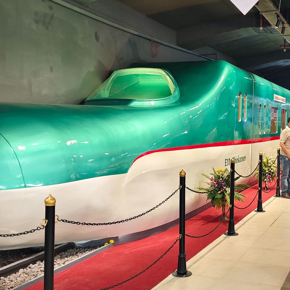 400 કિ.મી.ની ઝડપે બુલેટ ટ્રેન જતી હોય એવો અનુભવ થશે:વડોદરામાં અનોખી ધ બુલેટ રેસ્ટોરન્ટની શરૂ થઈ, 3 મહિનાની મહેનત બાદ બુલેટ ટ્રેનની આબેહૂબ મોડલ બનાવ્યું, અભિનેત્રી શ્રદ્ધા ડાંગરના હસ્તે ઉદ્ઘાટન, બુલેટ ટ્રેન તો 2030માં