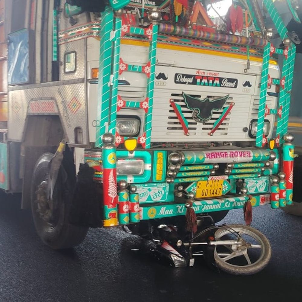 ટ્રકે બાઈક સવારને કચડતા હાઈવે પર માસના લોચા ઉડ્યા:મહિલાનું હૈયાફાટ રુદન-'અહીંથી ઉઠાવો નહીં તો મરી જશે', અમદાવાદ-મુંબઈ નેશનલ હાઈવે પર અકસ્માતમાં 2ના કમકમાટીભર્યા મોત