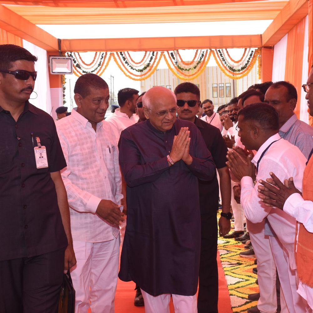 મુખ્યમંત્રીની ગાડીમાં સ્નેહલ ધરીયાની સવારીએ દાહોદના રાજકીય ગલિયારાઓમાં ગરમાવો વધાર્યો:હેલિપેડથી સભા સ્થળ અને સાંસદના નિવાસસ્થાન સુધી પ્રમુખ સતત મુખ્યમંત્રીની સાથે રહ્યાં, બંધ બારણે થયેલી ચર્ચાઓથી અનેક તર્ક-વિતર્કો શરૂ થયા